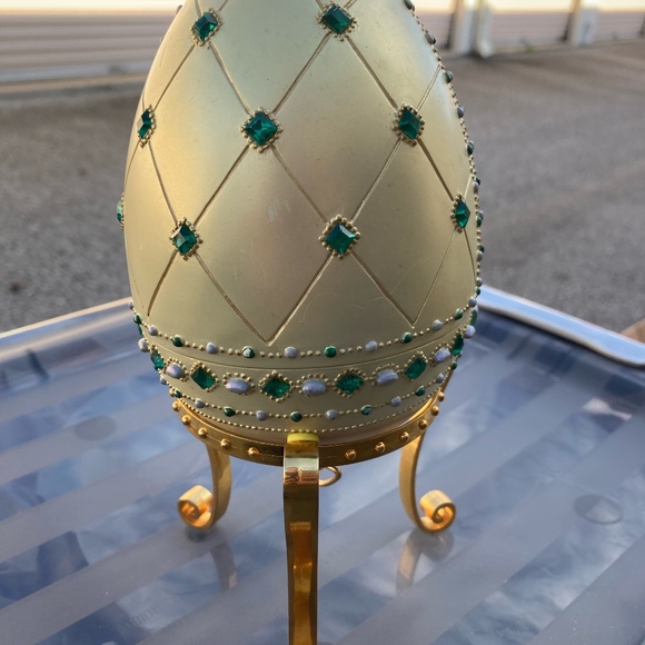 Barbie Empress of Emeralds Resin Egg Barbie Avon - Picture 1 of 4